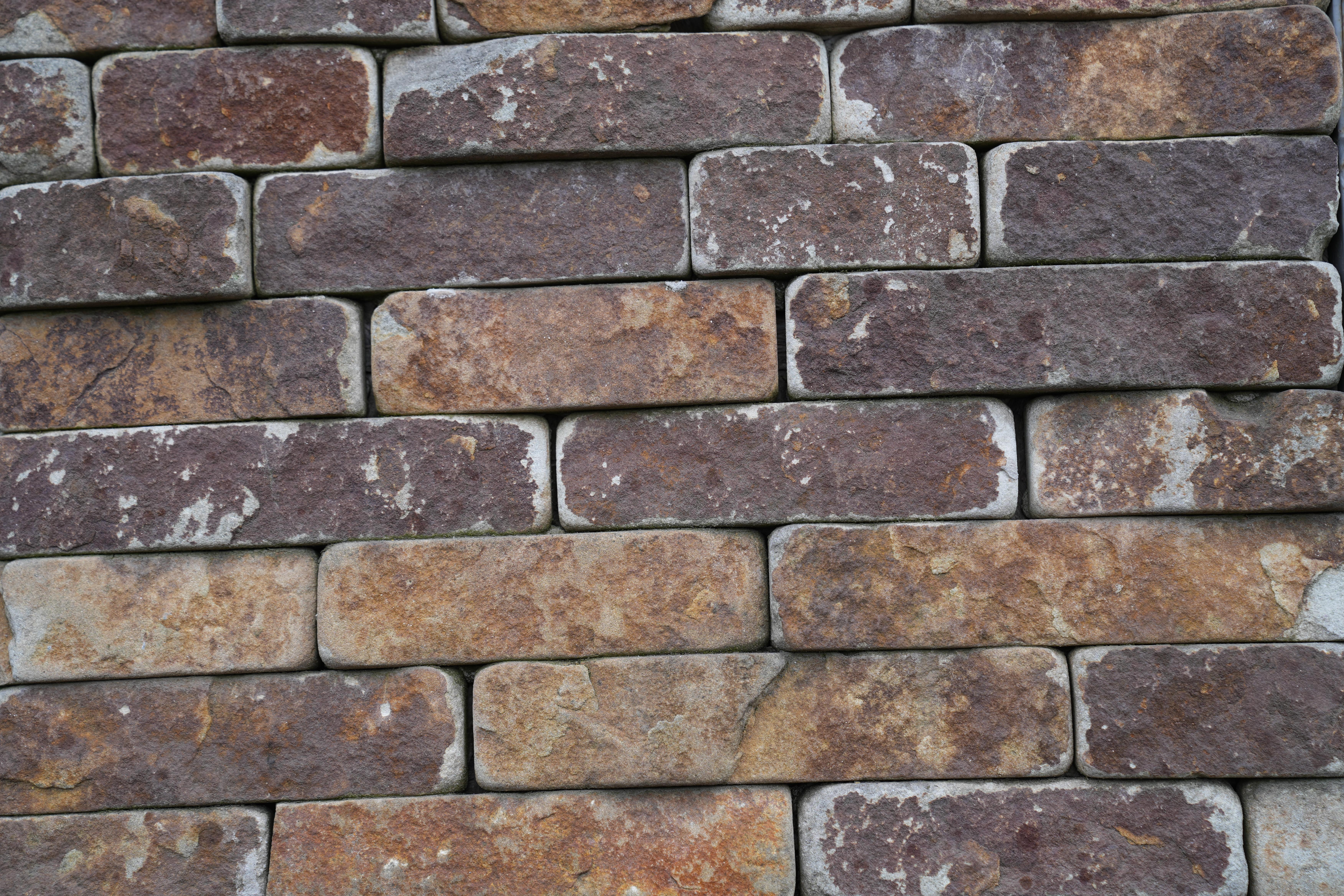 Плитка из песчаника коричневая окатанная (толщина 1,5-2,5см)