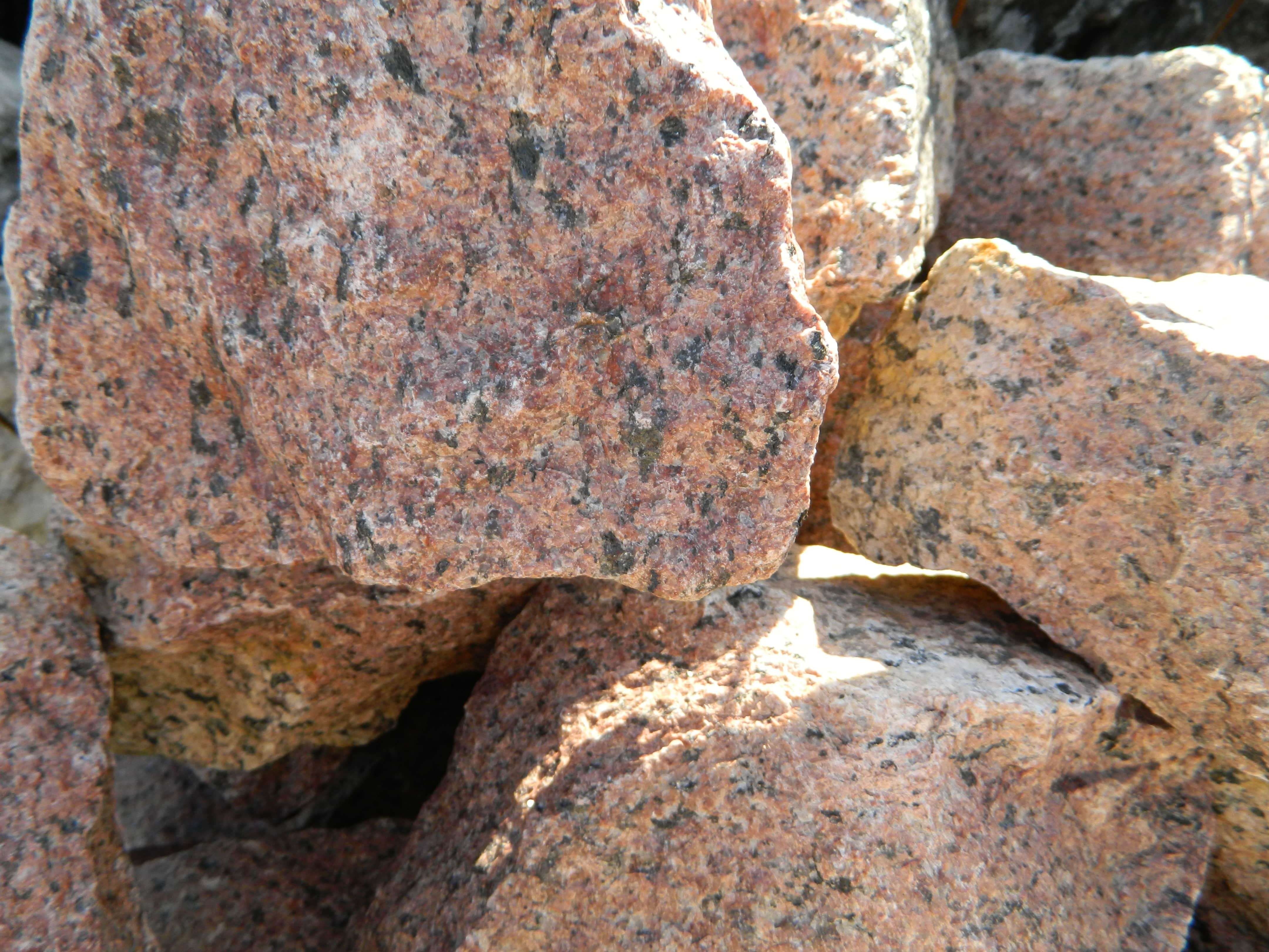 Бутовый гранитный камень