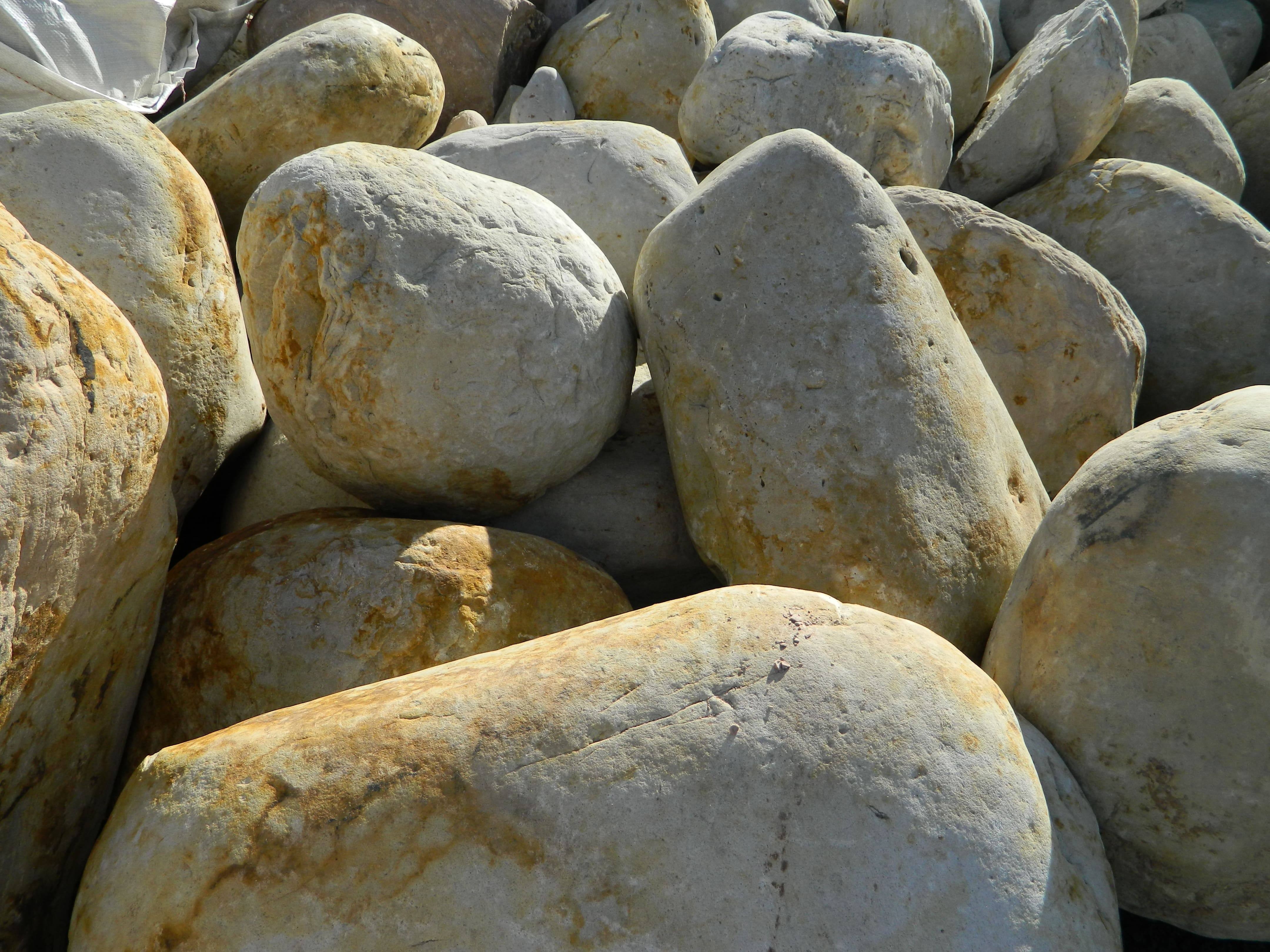 Валун бело - розовый