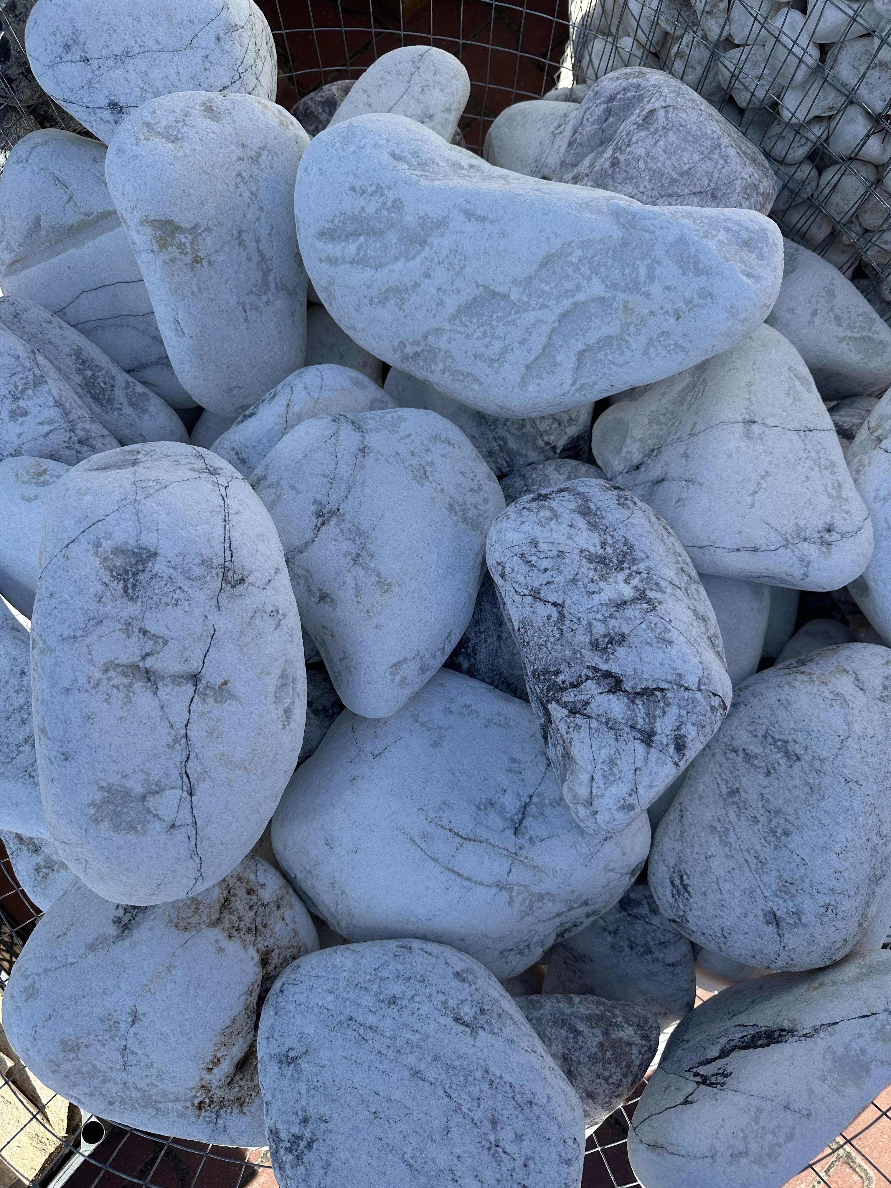 валун біло - сірий 