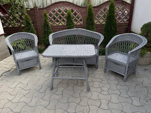 Набір плетених меблів