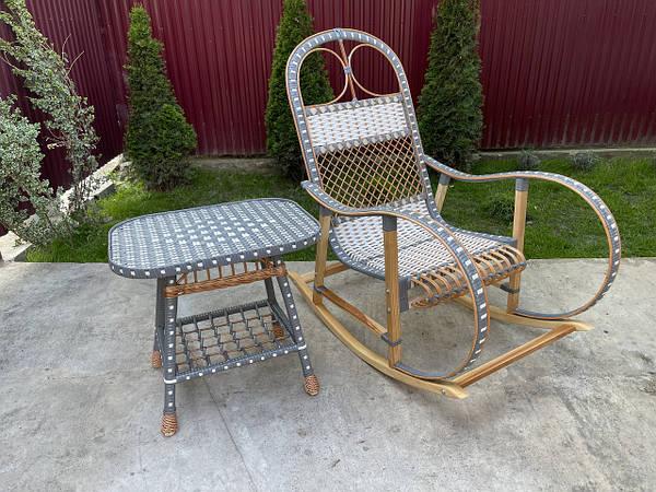 Крісло-гойдалка зі столиком