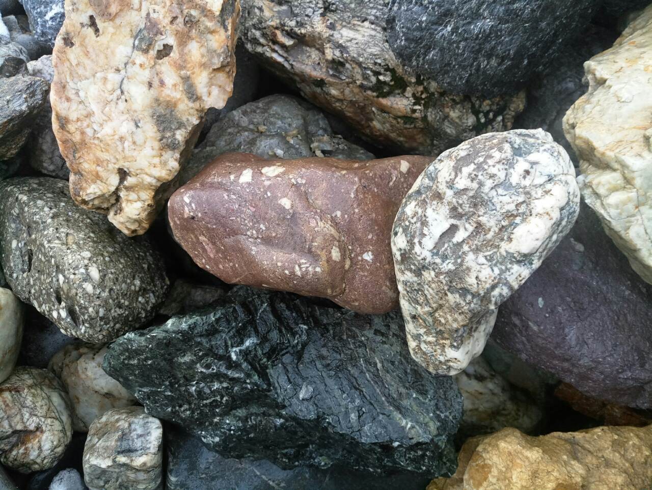 Камінь валун кольоровий карпатський