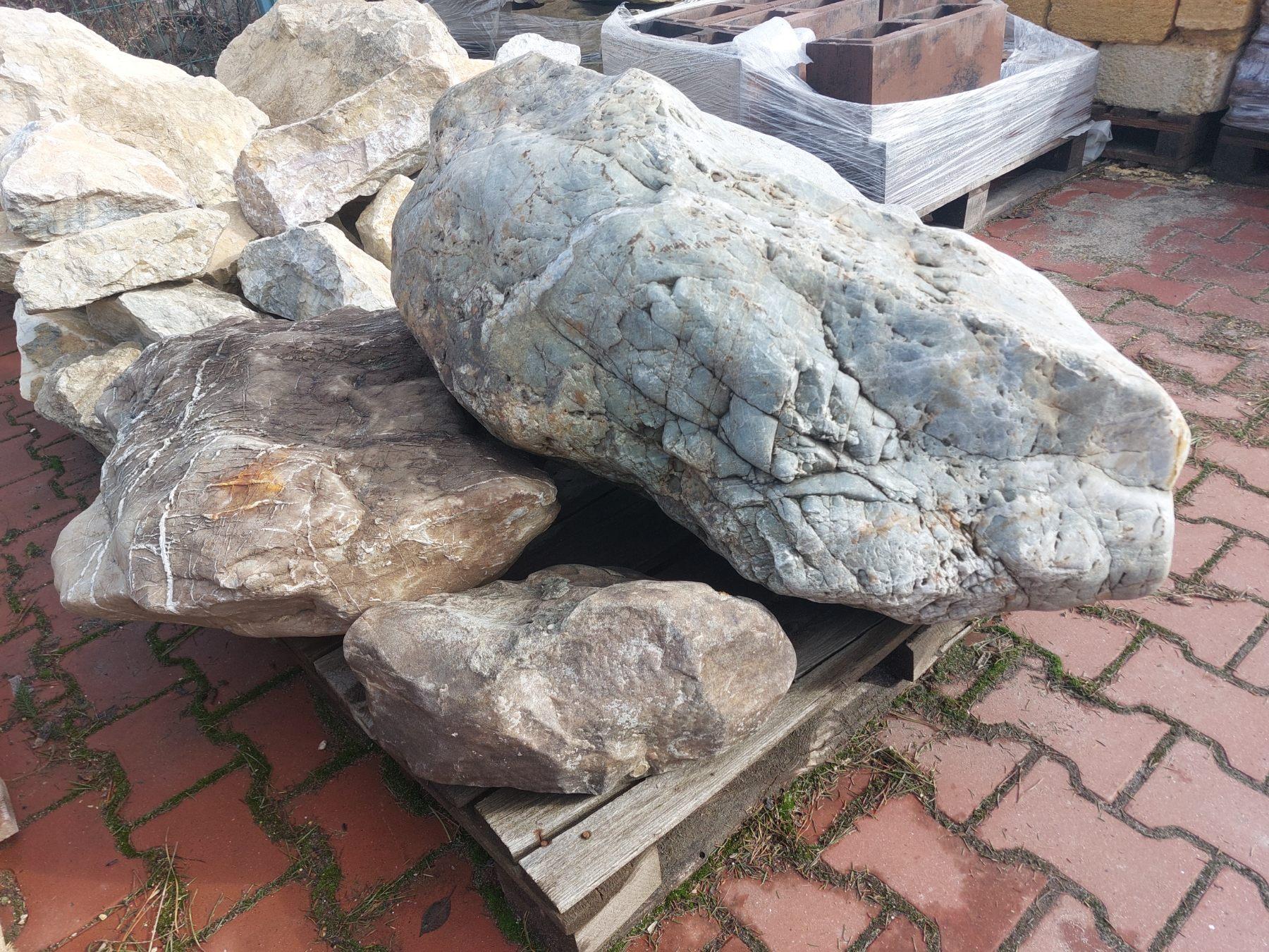 Валун карпатський кольоровий