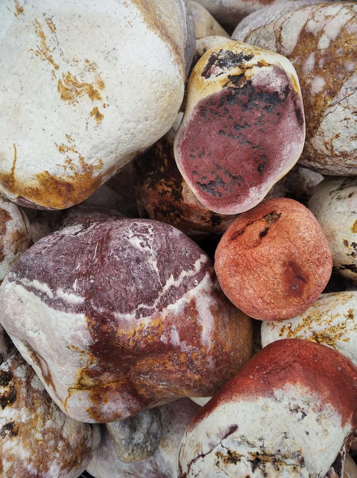 Валун кольоровий