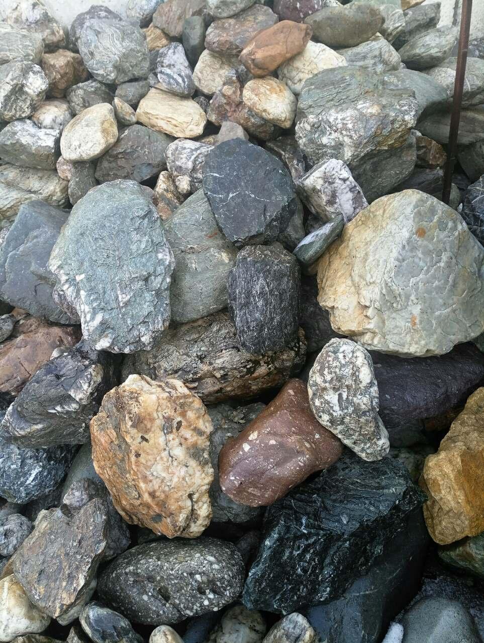 Камінь валун кольоровий карпатський1